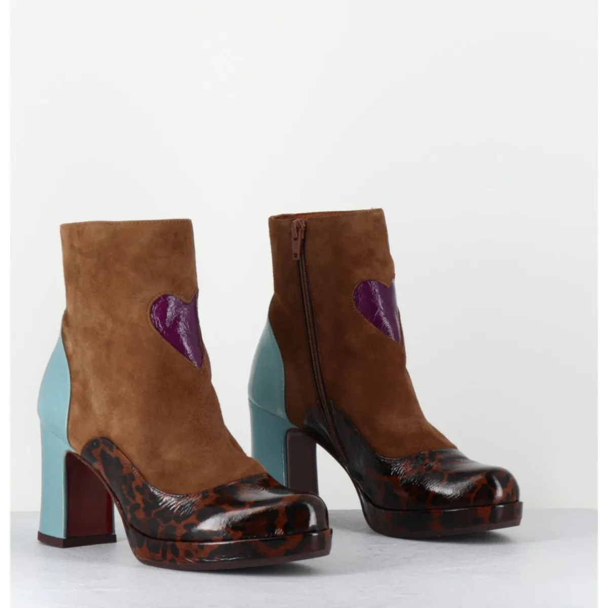 Boots^CHIE MIHARA Boots à talon en daim camel & coeur violet - DANLOV FIAT CASTANO