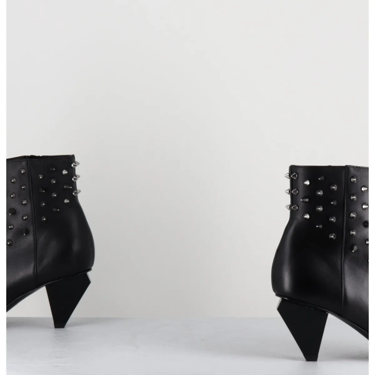 Boots^AGL Boots bout pointu en cuir à clous - KNIFE STUDS NERO NOIR