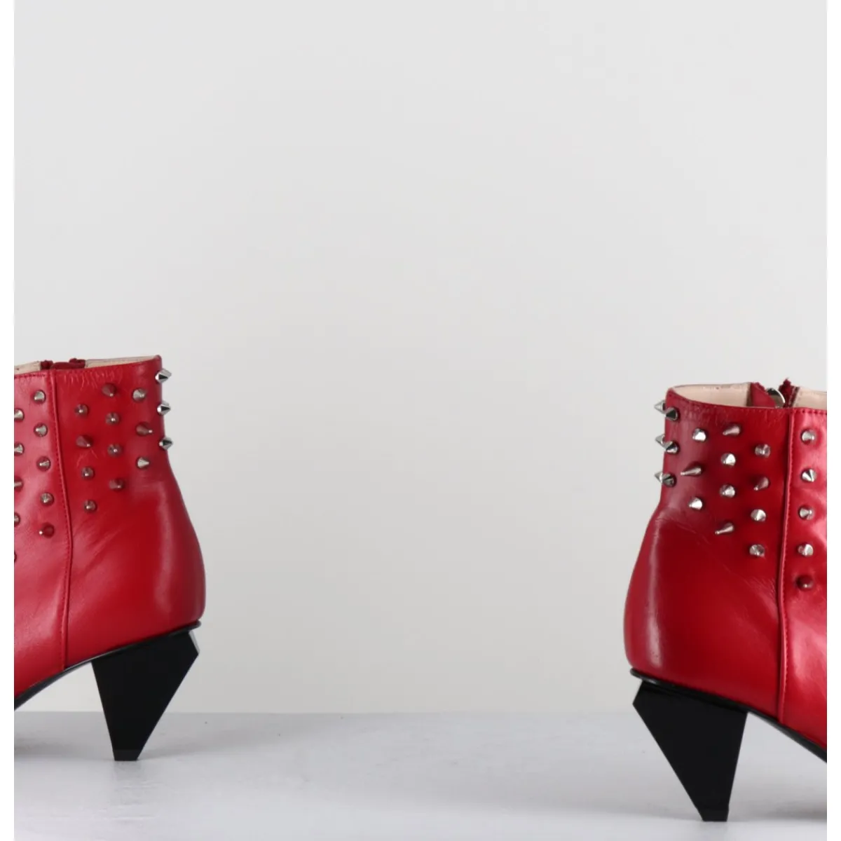 Boots^AGL Boots bout pointu en cuir à clous - KNIFE STUDS CERISE ROUGE