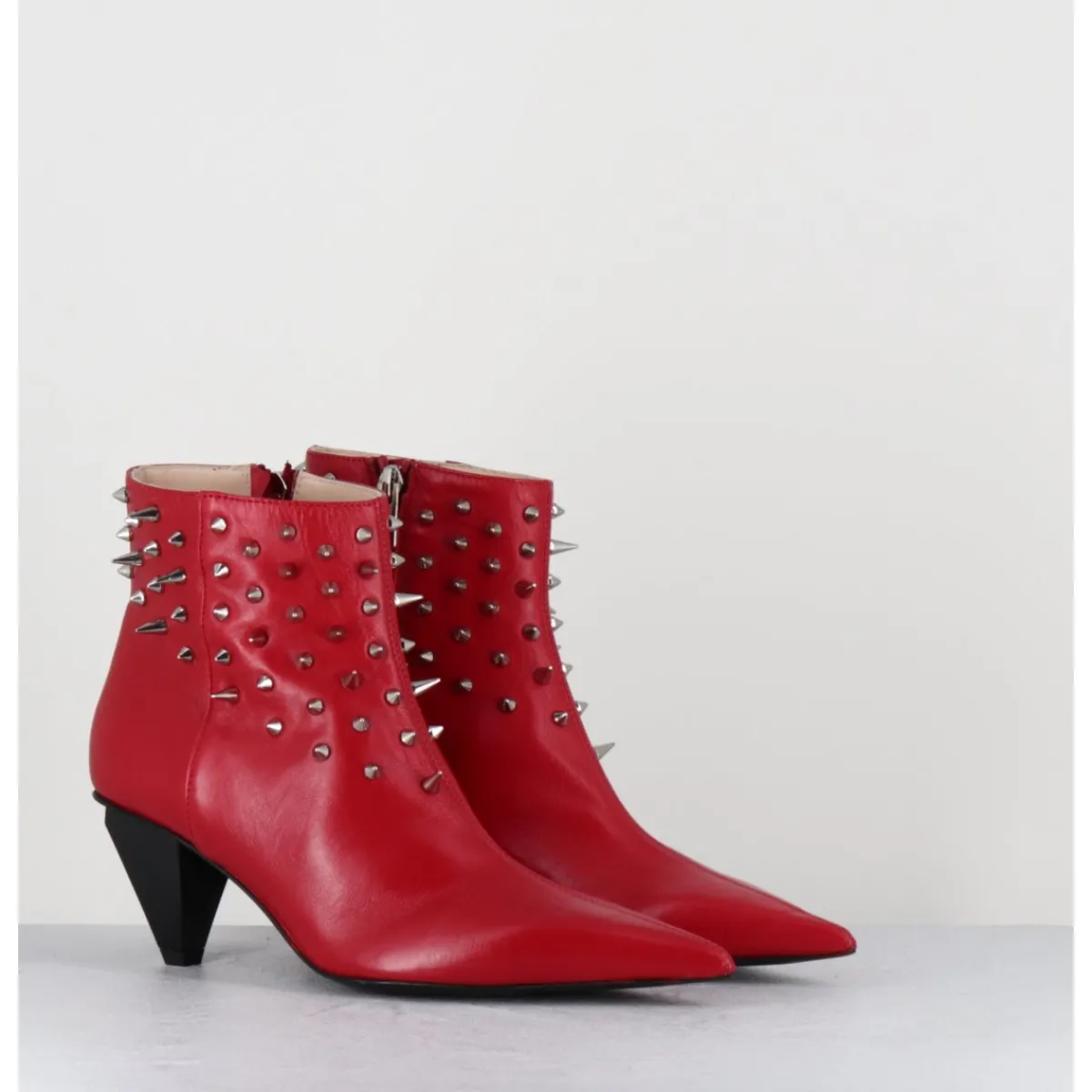 Boots^AGL Boots bout pointu en cuir à clous - KNIFE STUDS CERISE ROUGE
