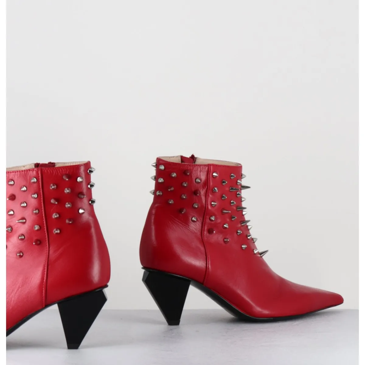 Boots^AGL Boots bout pointu en cuir à clous - KNIFE STUDS CERISE ROUGE