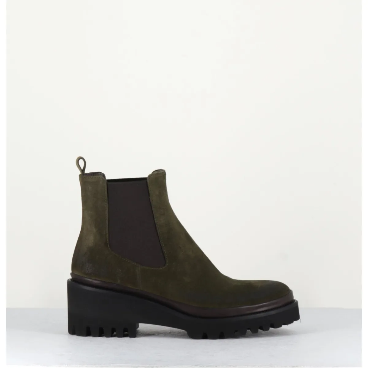 Boots^GARRICE LAB Boots chelsea en daim kaki & semelle micro - BRADI OIL MILITARE