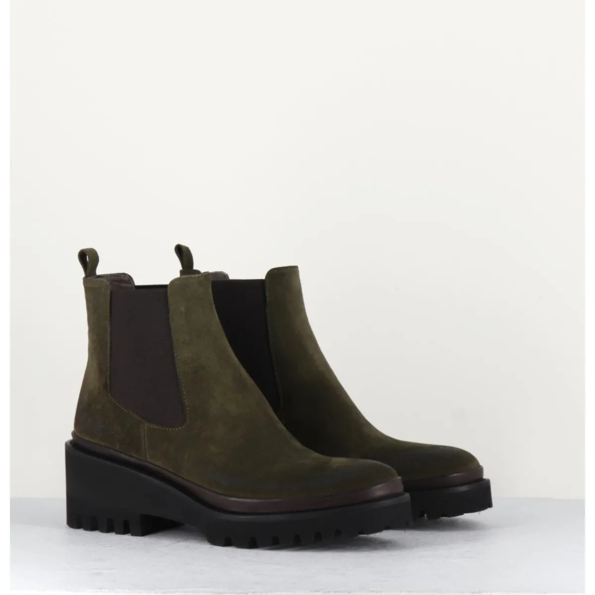 Boots^GARRICE LAB Boots chelsea en daim kaki & semelle micro - BRADI OIL MILITARE
