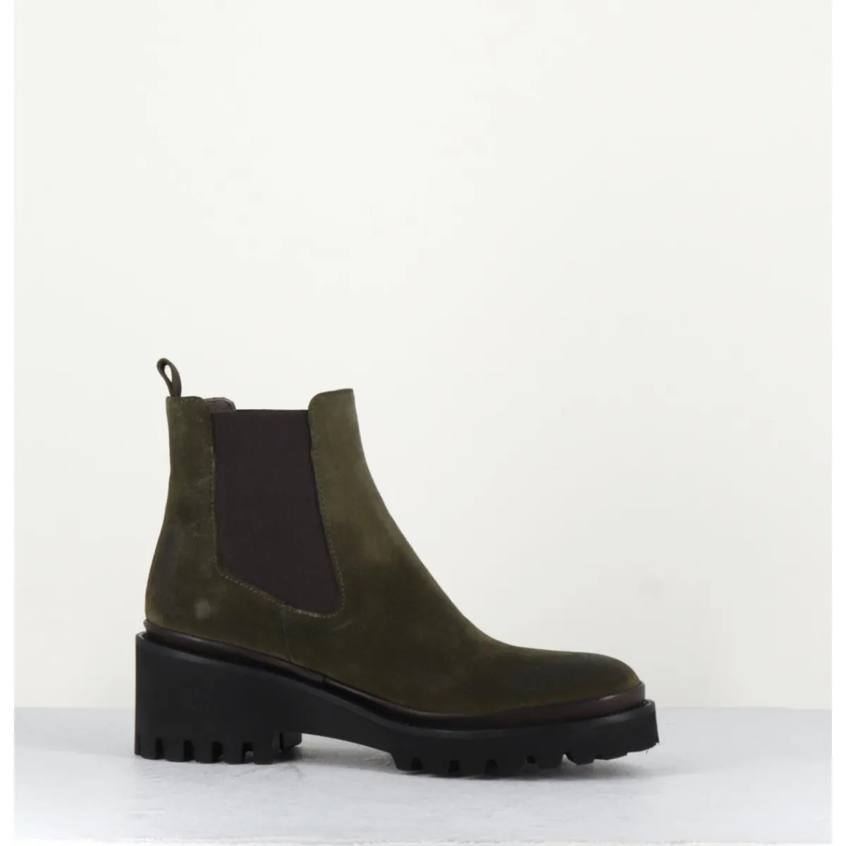 Boots^GARRICE LAB Boots chelsea en daim kaki & semelle micro - BRADI OIL MILITARE