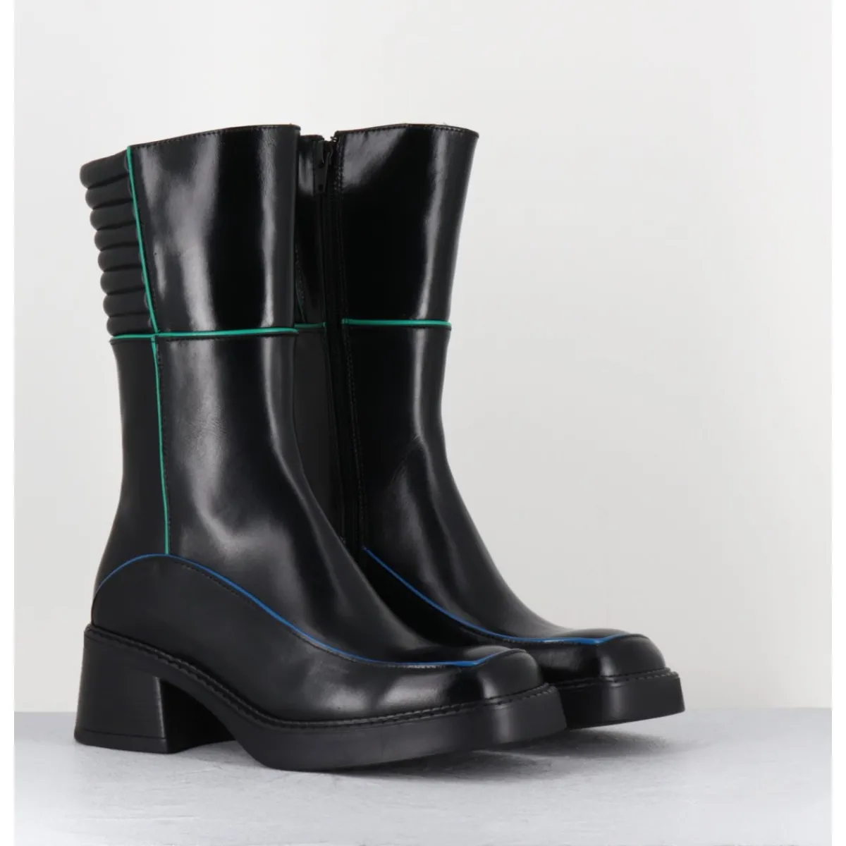 Boots^E8 BY MIISTA Boots en cuir & surpiqûres vert + bleu - KERRI BLACK BOOTS NOIR