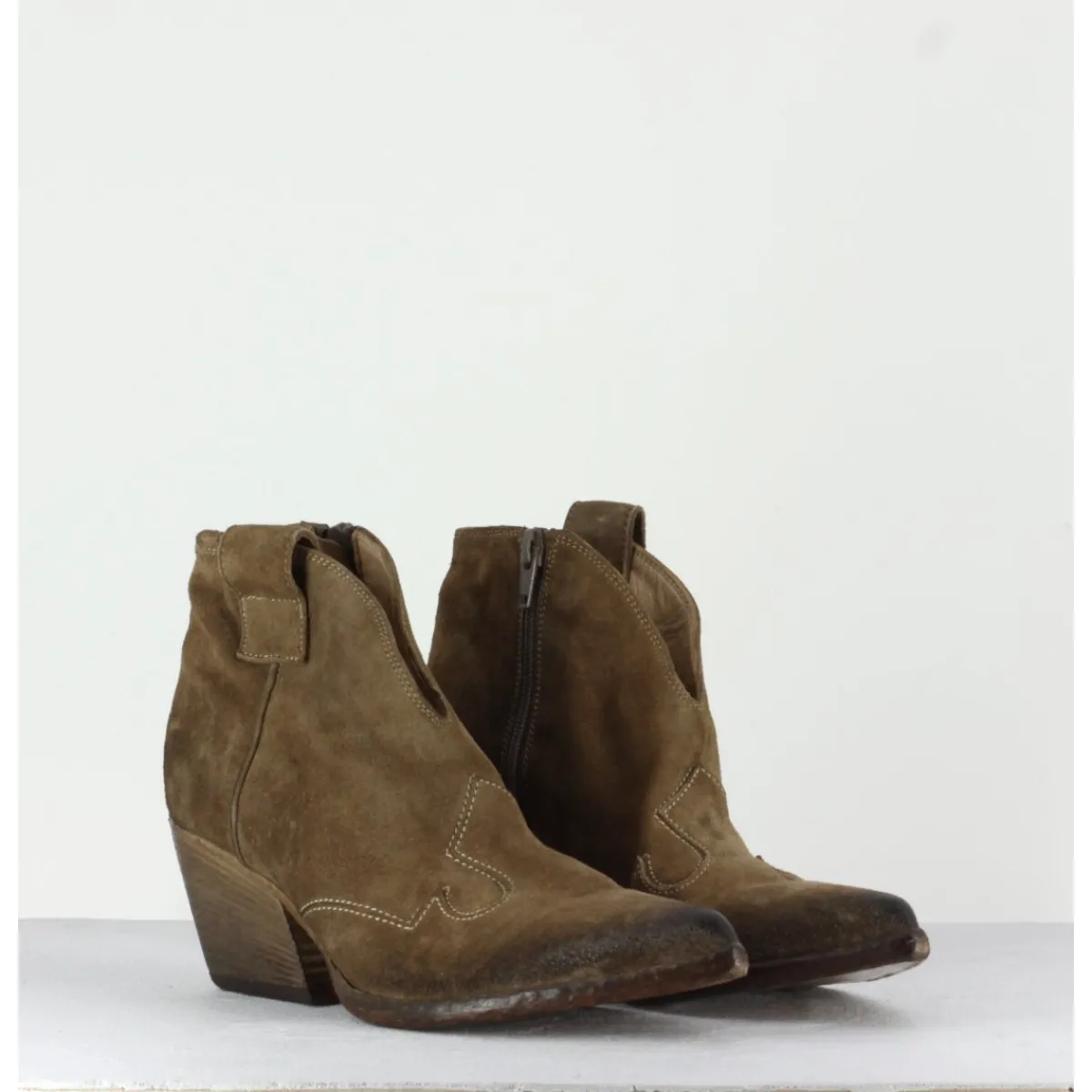 Boots | Santiags^ELENA IACHI Boots santiags courtes en daim - E2004 HOMBRE SAND TAUPE
