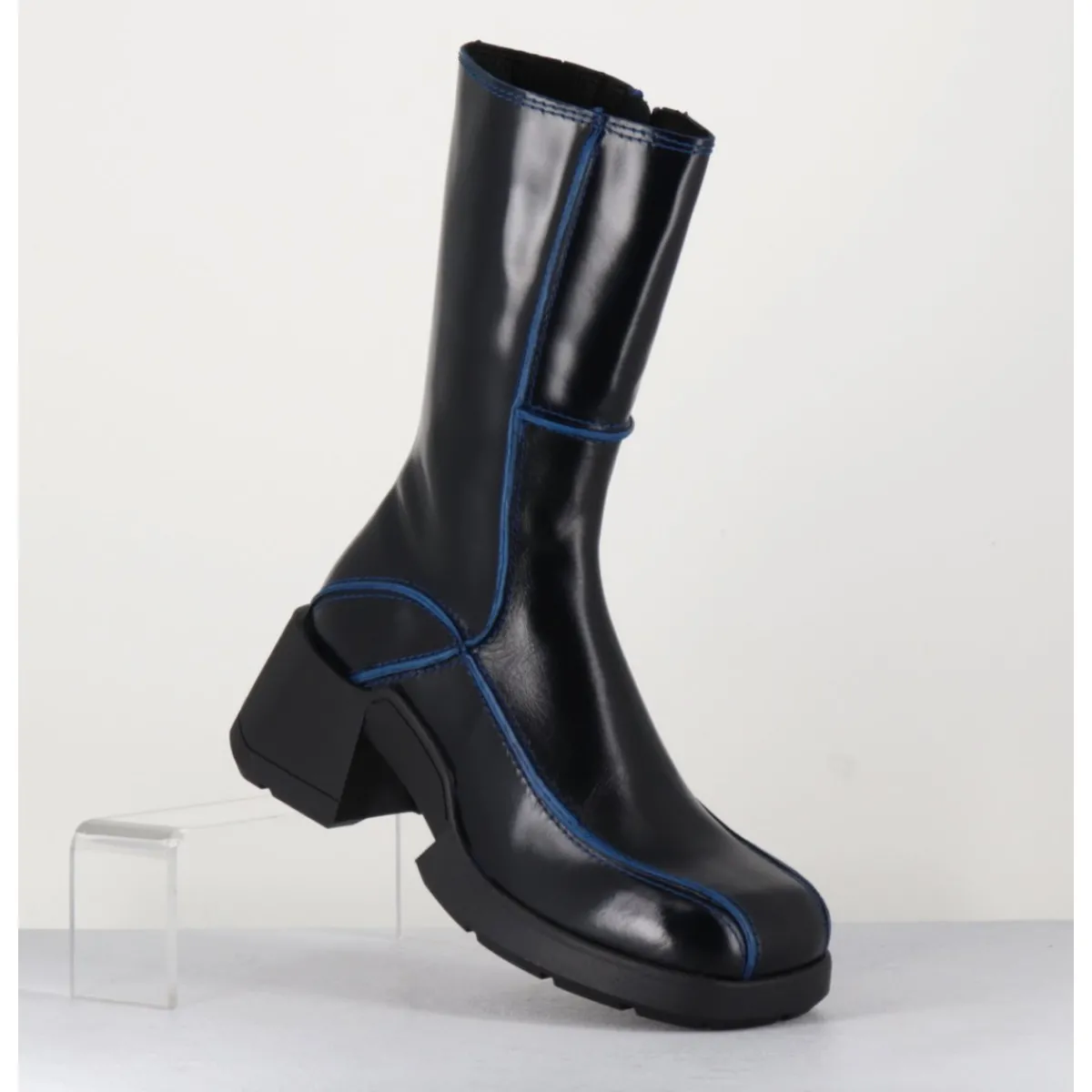 Boots^E8 BY MIISTA Boots tige haute en cuir lisse noir aux bords bleus - MIEKO BLU BOOTS