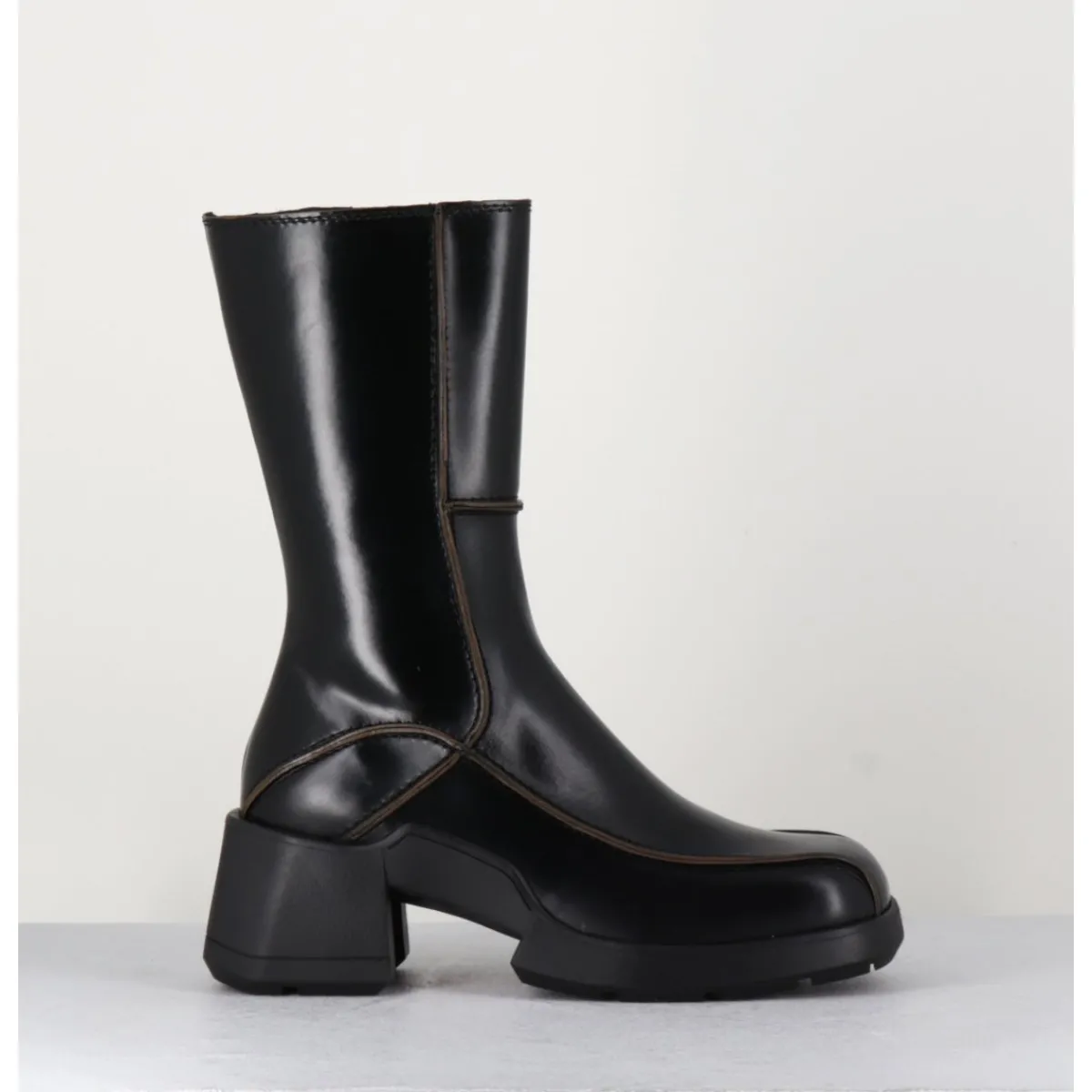 Boots^E8 BY MIISTA Boots tige haute en cuir lisse aux bords khaki - MIEKO BLACK BOOTS NOIR