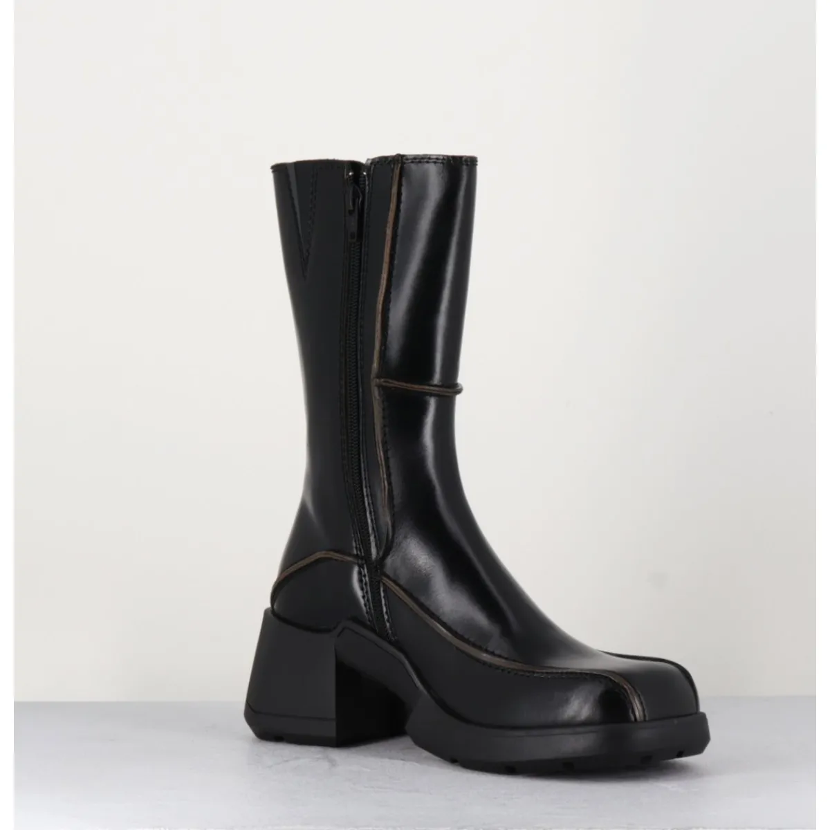 Boots^E8 BY MIISTA Boots tige haute en cuir lisse aux bords khaki - MIEKO BLACK BOOTS NOIR