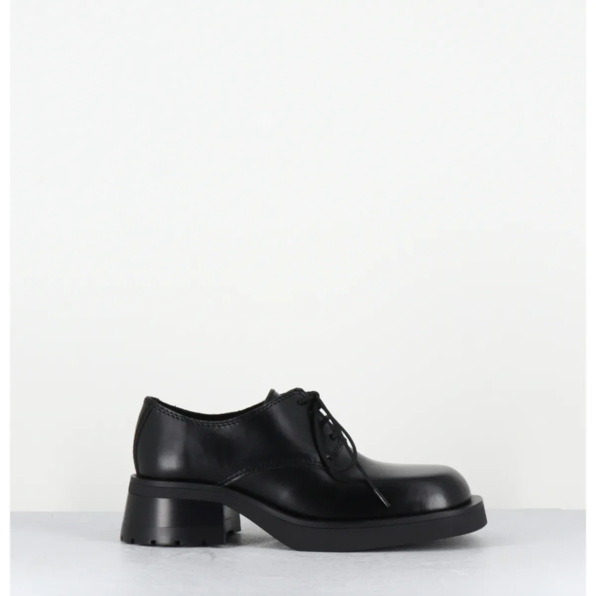 Chaussures^E8 BY MIISTA Chaussures à lacets en cuir bout carré - ALTHEA BLACK BROGUES NOIR