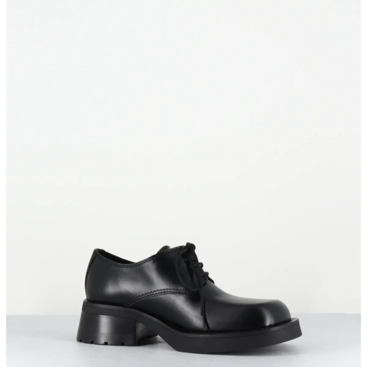 Chaussures^E8 BY MIISTA Chaussures à lacets en cuir bout carré - ALTHEA BLACK BROGUES NOIR