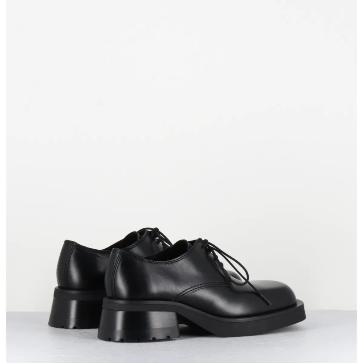 Chaussures^E8 BY MIISTA Chaussures à lacets en cuir bout carré - ALTHEA BLACK BROGUES NOIR