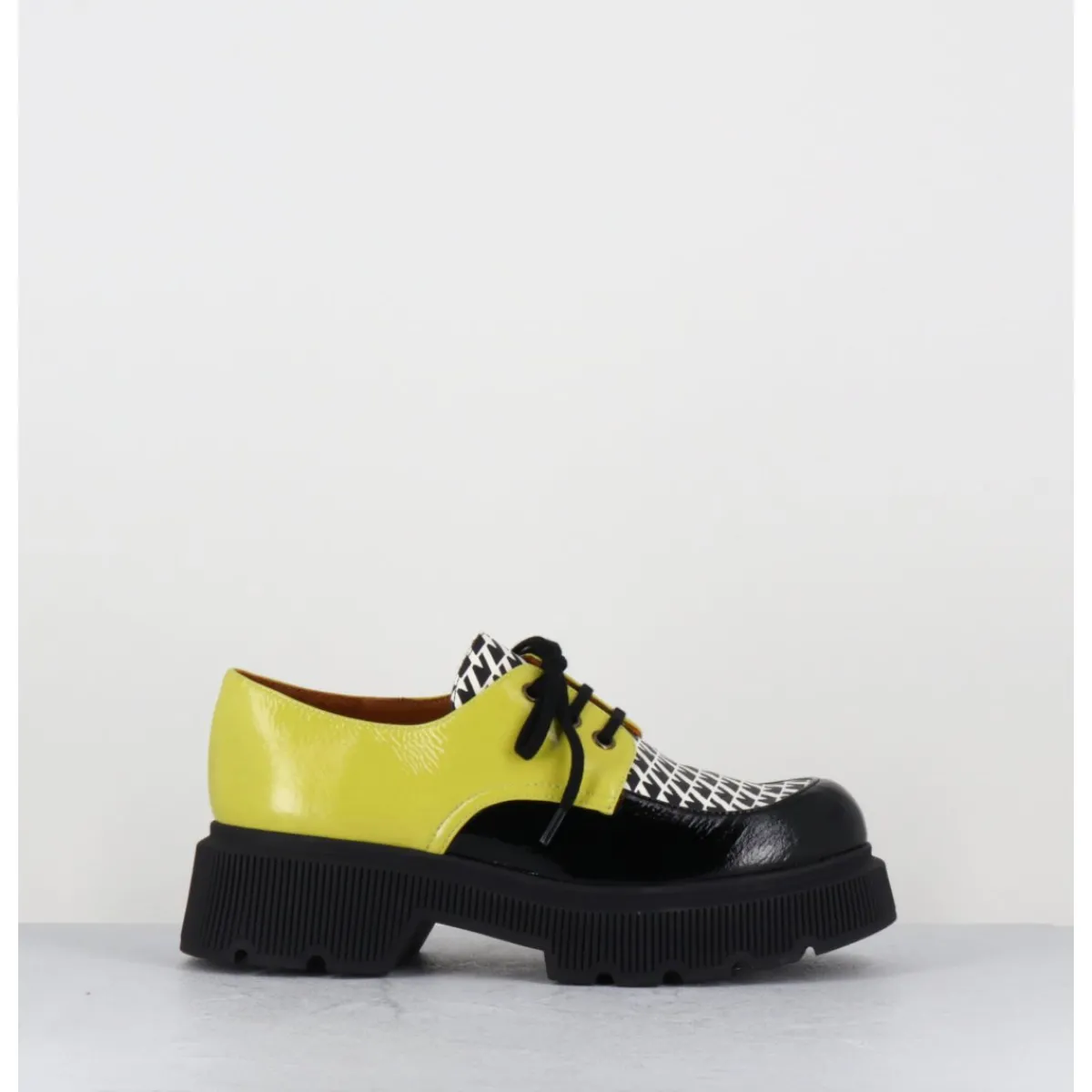 Chaussures^CHIE MIHARA Derbies semelle épaisse en cuir vernis noir & jaune - QUAMBA SUCRE NEGRO