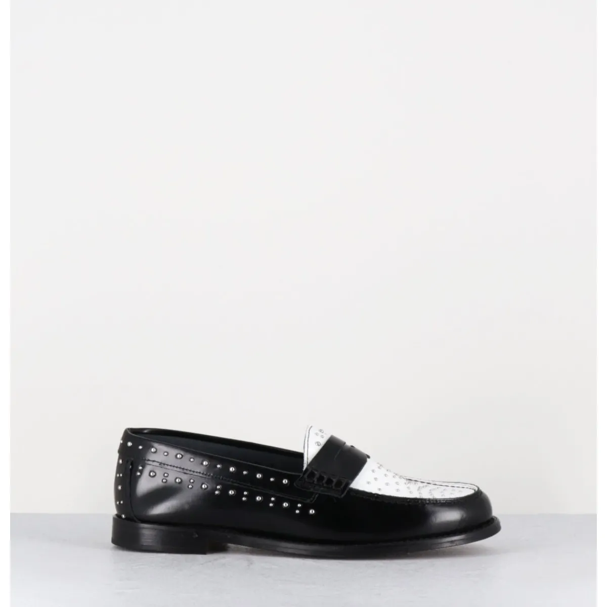 Mocassins | Chaussures^GARRICE LAB Mocassins bi-colores noir & blanc cloutés - ILAY ABRA NERO BIANCO NOIR&BLANC