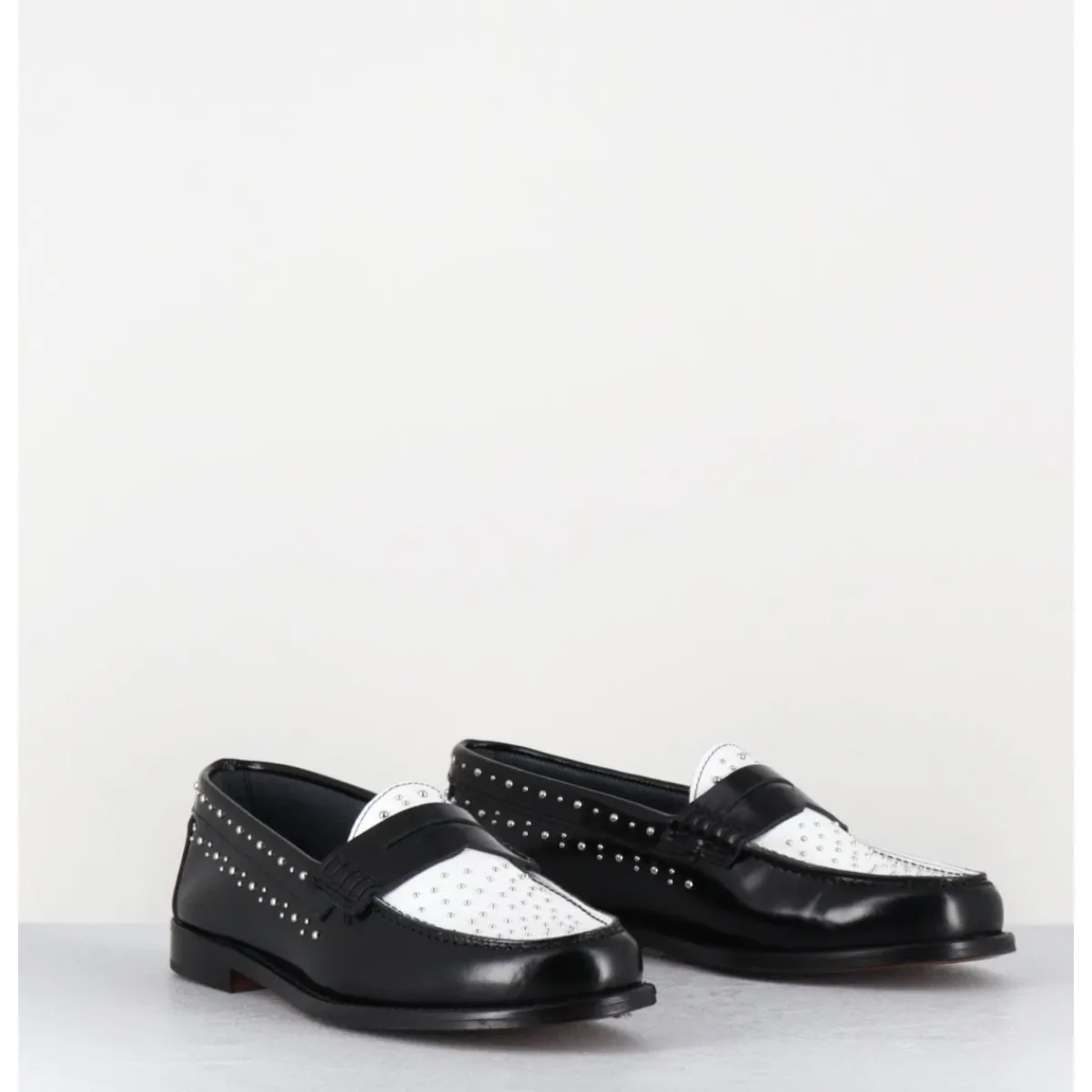 Mocassins | Chaussures^GARRICE LAB Mocassins bi-colores noir & blanc cloutés - ILAY ABRA NERO BIANCO NOIR&BLANC