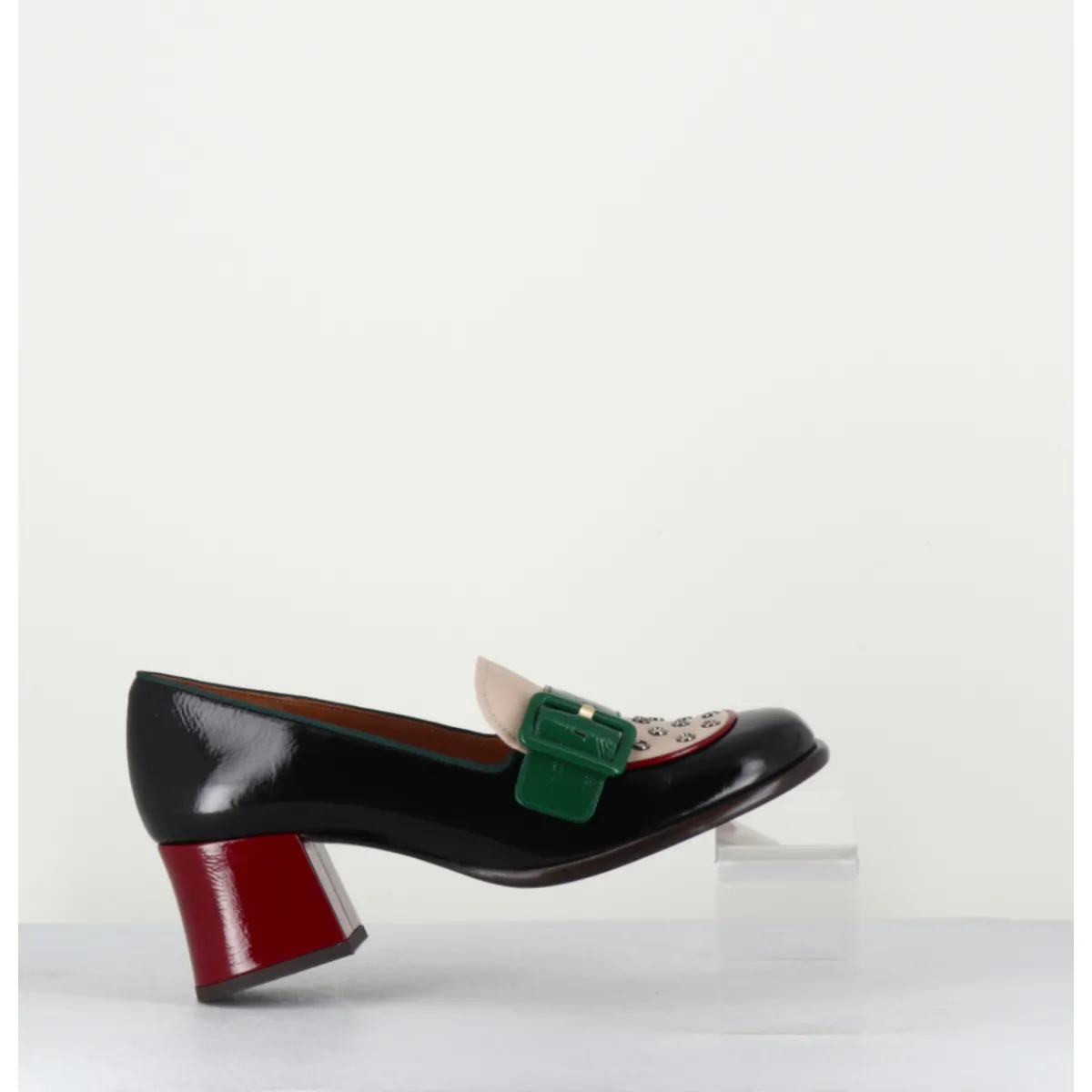 Mocassins^CHIE MIHARA Mocassins petit talon en cuir vernis noir & boucle verte - MEMET NEGRO SAND