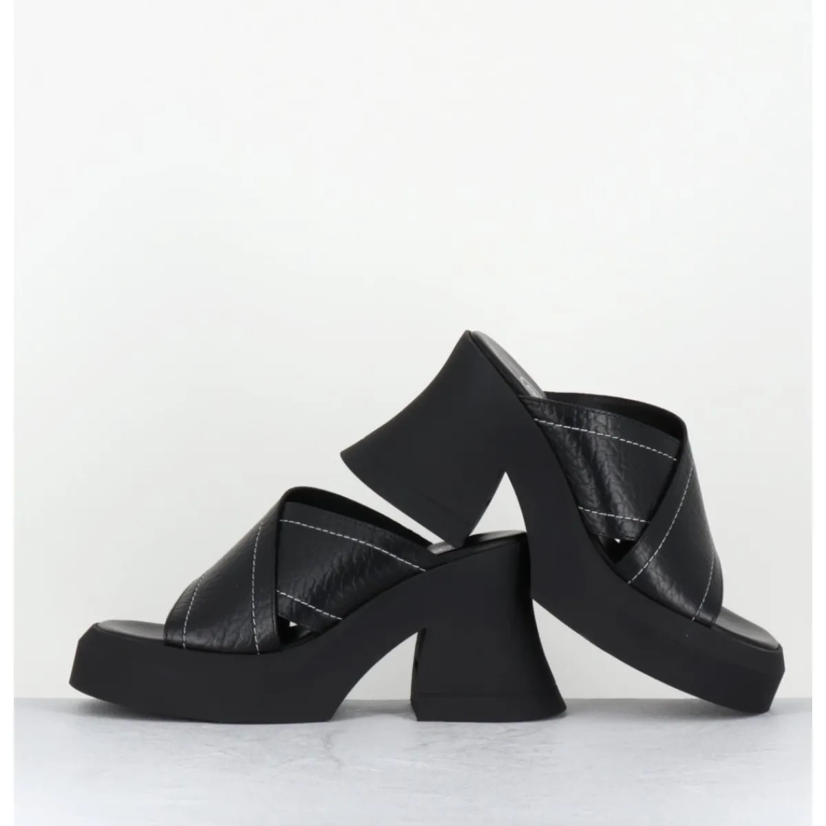 Plateformes^E8 BY MIISTA Mules à plateforme cuir grainé & surpiqûres blanches - RAISSA BLACK MULES NOIR