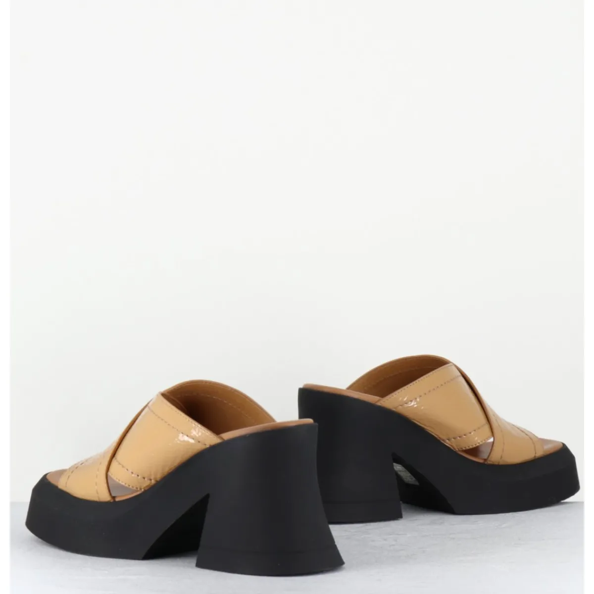 Plateformes^E8 BY MIISTA Mules à plateforme en cuir vernis - RAISSA MULES BEIGE