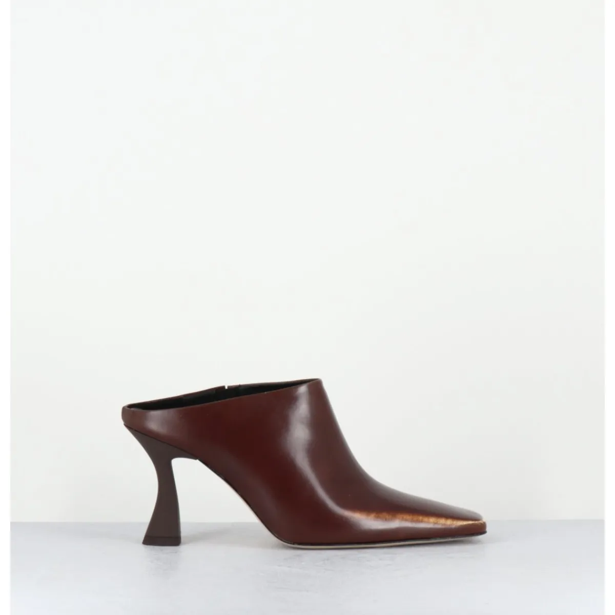 Chaussures^E8 BY MIISTA Mules à talon bout carrré en cuir glacé distressed - MANUELA BROWN MULE MARRON