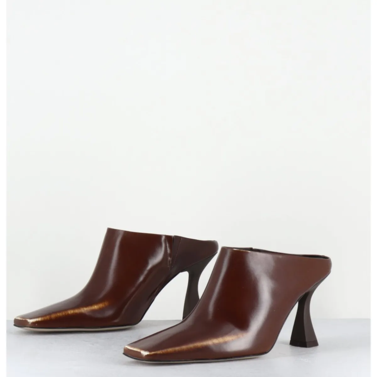 Chaussures^E8 BY MIISTA Mules à talon bout carrré en cuir glacé distressed - MANUELA BROWN MULE MARRON