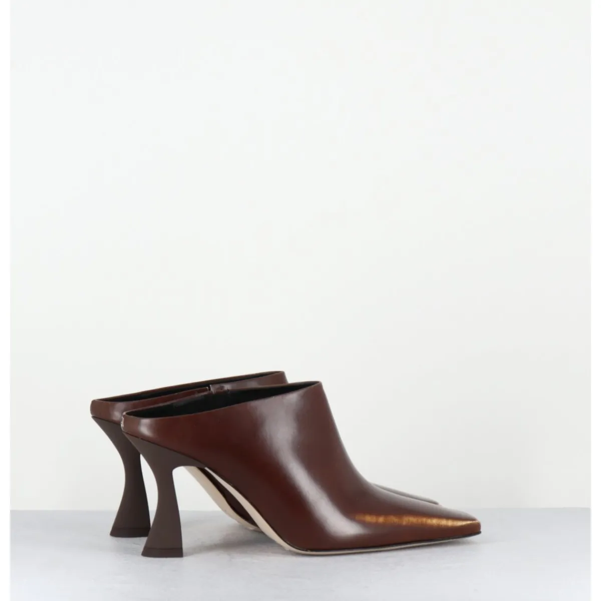 Chaussures^E8 BY MIISTA Mules à talon bout carrré en cuir glacé distressed - MANUELA BROWN MULE MARRON