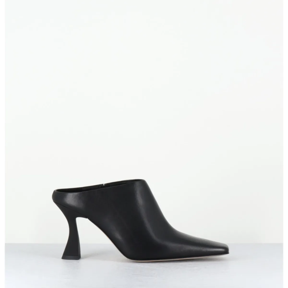 Chaussures^E8 BY MIISTA Mules à talon bout carrré en cuir - MANUELA BLACK MULES NOIR