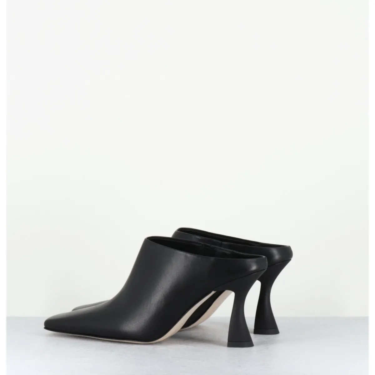 Chaussures^E8 BY MIISTA Mules à talon bout carrré en cuir - MANUELA BLACK MULES NOIR