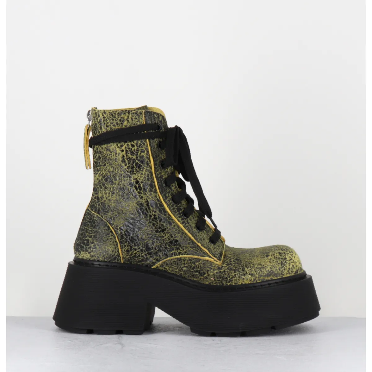 Boots | Bikers^VIC MATIE Rangers à lacets en cuir craquelé et noir - 1F2154D PUNK YELLOW JAUNE